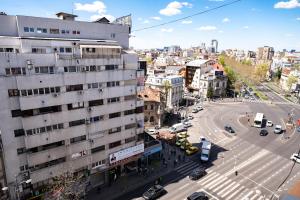 - une vue sur une rue animée de la ville avec des voitures dans l'établissement Ultracentral Piata Romana, à Bucarest