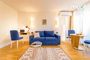 ein Wohnzimmer mit einem blauen Sofa und blauen Stühlen in der Unterkunft Suites in Orbi City Batumi in Batumi