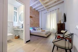 a living room with a couch and a bed in it at Hauzify I Novavila Centre Rooms in Vilanova i la Geltrú