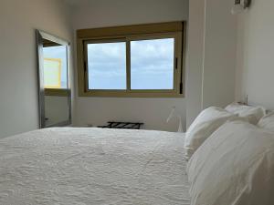 ラスパルマス・デ・グランカナリアにあるLos Gueldesの白いベッドルーム(大型ベッド1台、窓2つ付)
