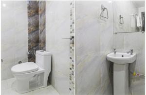 biała łazienka z toaletą i umywalką w obiekcie Hotel Maya Mussoorie - Near Mall Road - Luxury Room - Excellent Customer Service w mieście Mussoorie