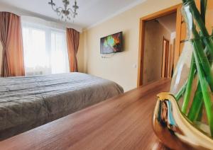 - une chambre avec un lit et du parquet dans l'établissement Apartment on Dzenu Street, à Riga