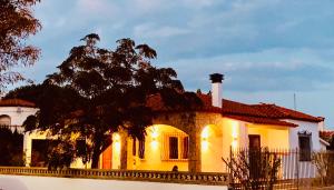 Biały dom z drzewem przed nim w obiekcie Casa Elena w mieście Sant Pere Pescador