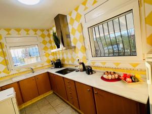 A kitchen or kitchenette at Casa Elena