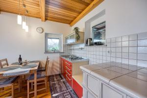 Кухня або міні-кухня у Lovely Cottage Tilka - Happy Rentals