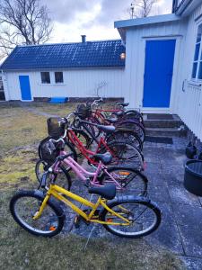 una fila de bicicletas estacionadas frente a un edificio en Haverdal Villa och sommarstuga, en Haverdal