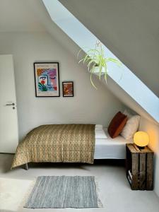 a bedroom with a bed in a attic at Ellens Have, Lejlighed Asta in Ebeltoft