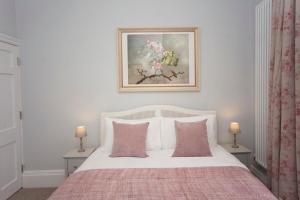 Postel nebo postele na pokoji v ubytování Stylish City Centre Apartment - Bath + 21 fotografií