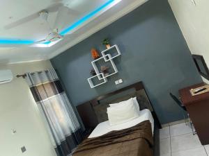 um quarto com uma cama e uma parede azul em ULTIMATE HOTEL em Tokuse