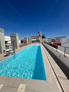 una gran piscina en la parte superior de un edificio en Goodnight Cádiz Apartments, en Cádiz