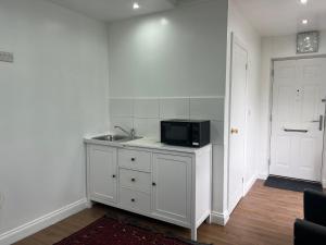 Beautiful apartment in slough tesisinde mutfak veya mini mutfak