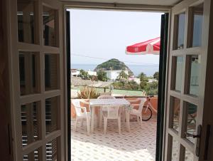 een open deur naar een patio met een tafel en stoelen bij Casa La Perla in Ischia
