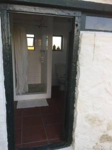 Et badeværelse på Vlei Cafe Cottage - Vogelgezang Farm