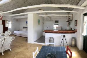 En eller flere senge i et værelse på Vlei Cafe Cottage - Vogelgezang Farm