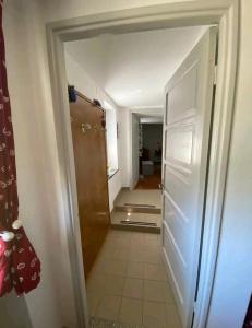 シャティヨンにあるCasa Zia Rennyの冷蔵庫付きの空の廊下 +7枚の写真