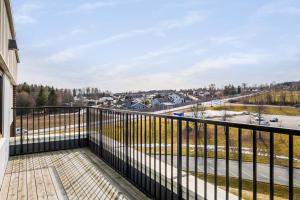 Elle comprend un balcon offrant une vue sur la rue. dans l'établissement Frichs Hotel Hamar, à Hamar