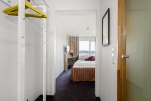 pasillo de una habitación de hotel con cama en Frichs Hotel Hamar en Hamar