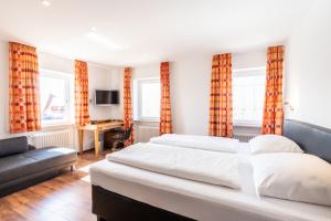 1 dormitorio con 2 camas y sofá en Ott's Hotel Weinwirtschaft & Biergarten Weil am Rhein/Basel, en Weil am Rhein