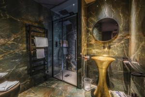 uma casa de banho com um lavatório e um chuveiro em Hotel Touring em Ferrara