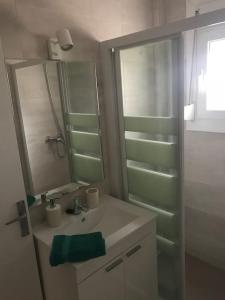 a bathroom with a sink and a mirror at Chalet con jardín y parking Vinaros playa in Vinarós