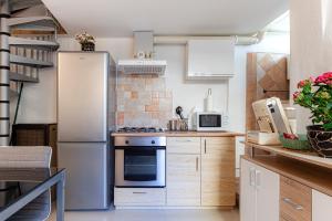 Una cocina o cocineta en Casetta della Posterna 4 fotos más