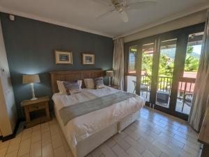 伊頓島的住宿－Island View Apartment by Simply-Seychelles，一间带大床的卧室和一个阳台