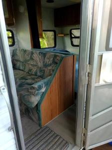 una puerta abierta de una caravana con un sofá dentro en The Hidden Wanderer, en Jordan