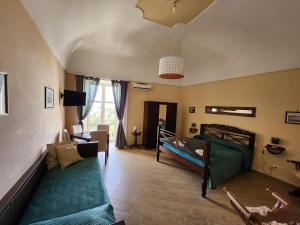 1 Schlafzimmer mit 2 Etagenbetten und einem Sofa in der Unterkunft La Pennichella Sorrentina Relais in Meta