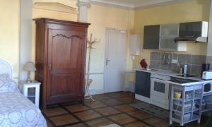 uma pequena cozinha com um lavatório e um fogão em Studio de Tourisme Tilleuls em Grenade-sur-lʼAdour