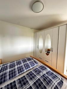 Tempat tidur dalam kamar di Ferienwohnung im Grünen