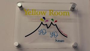 a sign that says yellow room so you have at yo yo house luxury room in Naples