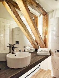 łazienka z dużą białą umywalką i wanną w obiekcie Hotel 1622 - Adults only w mieście Helsingborg