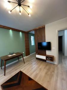TV a/nebo společenská místnost v ubytování Behram Apartment