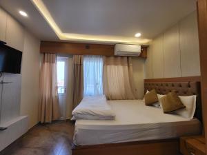 - une petite chambre avec un lit et une fenêtre dans l'établissement Anjani Suite, à Janakpur