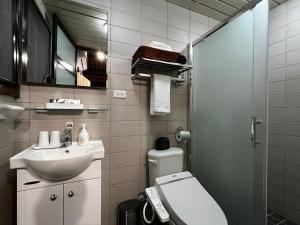 mała łazienka z umywalką i toaletą w obiekcie 金門 日玥居 古厝民宿 Sunmoon19 B&B w mieście Jinning