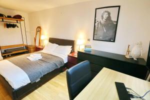 - une chambre avec un lit et un bureau avec une chaise dans l'établissement Pass the Keys City Center Ancoats Northern Quarter 1 Min Walk, à Manchester