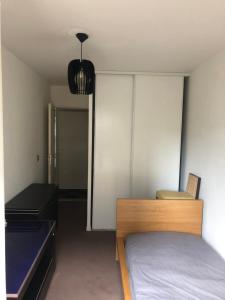 1 dormitorio con 1 cama, vestidor y escritorio en BEL ET SPACIEUX APPARTEMENT AVEC TERRASSES ET JARDINS EN RDC / COUR PROCHE RER B ET TRAM BANLIEUE PARIS SUD, en Châtenay-Malabry