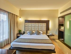 Postel nebo postele na pokoji v ubytování Krishna Palace Hotel