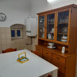 een keuken met een aanrecht en een kast met borden bij Casa via Garibaldi in Lanciano