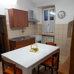 een keuken met een witte tafel en stoelen bij Casa via Garibaldi in Lanciano