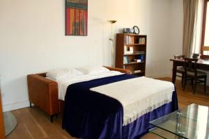 een slaapkamer met een bed met een tafel en een bureau bij Lago di Lugano, riante complete vakantiewoning in Brusino Arsizio