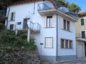 een wit gebouw met balkons aan de zijkant bij Lago di Lugano, riante complete vakantiewoning in Brusino Arsizio