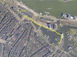 eine Karte einer Stadt mit einem Fluss und einer Autobahn in der Unterkunft Hotelboat Allure in Amsterdam