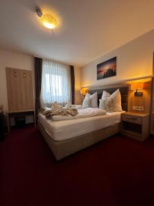 um quarto com uma cama grande num quarto em Hotel Sonne em Weingarten