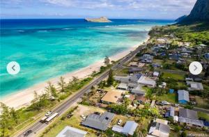 - une vue aérienne sur une plage avec des maisons et l'océan dans l'établissement A Cottage in Tropical Paradise, à Waimanalo