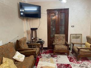 un soggiorno con divani e TV a schermo piatto di Elnoras city ismailia a Ismailia