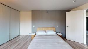 una camera con un grande letto di The Sunset Club - LOFT - 155 m2 Sichtbeton - Zentral a Memmingen