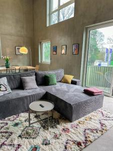 un soggiorno con divano e tavolo di The Sunset Club - LOFT - 155 m2 Sichtbeton - Zentral a Memmingen