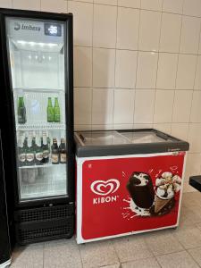 um frigorífico aberto com um gelado de chocolate em LK Barro Preto 8 em Belo Horizonte