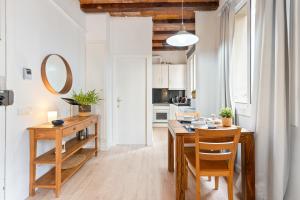 cocina y comedor con mesa de madera y sillas en Lodging Apartments Barceloneta Beach Studio 12 en Barcelona